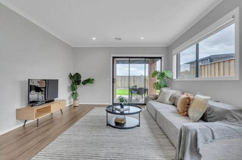 Entire HouseShort Long Term Stay In Lara - Accommodation Melbourne 0