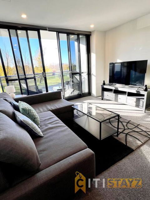 Fab In Phillip - 2bd 2bth Apt - Close To CBR Hospital - Accommodation Melbourne 4