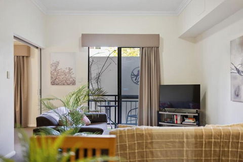 Fabulous Apt In Northbridge With Pool & WiFi - Accommodation Melbourne 1