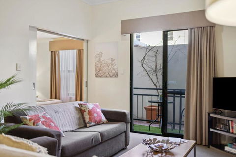 Fabulous Apt In Northbridge With Pool & WiFi - Accommodation Melbourne 0