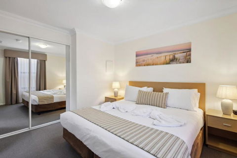 Fabulous Apt In Northbridge With Pool & WiFi - Accommodation Melbourne 2