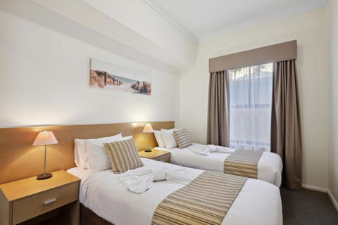 Fabulous Apt In Northbridge With Pool & WiFi - Accommodation Melbourne 3