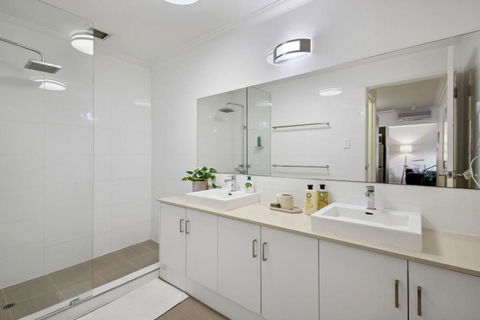 Fabulous Apt In Northbridge With Pool & WiFi - Accommodation Melbourne 4
