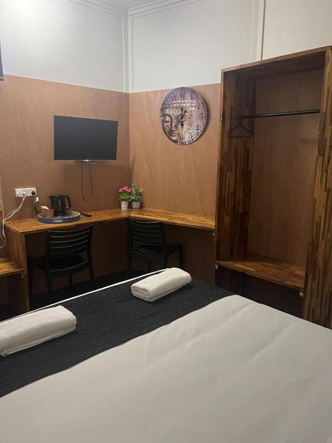 Gin Gin Budget Accommodation - Melbourne 4u 0