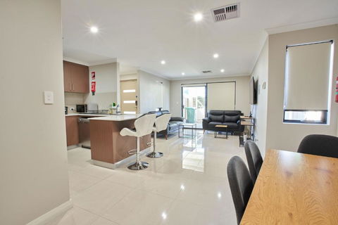 Gorgeous Family House Near Shops - Accommodation Melbourne 4