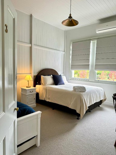 Grand Old Crow Hotel - Accommodation Melbourne 0