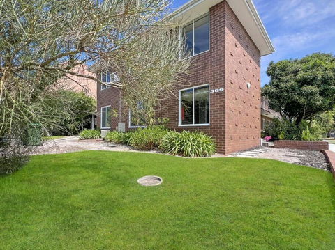 Ground Floor One Bedroom Apartment In Elsternwick - Accommodation Melbourne 0