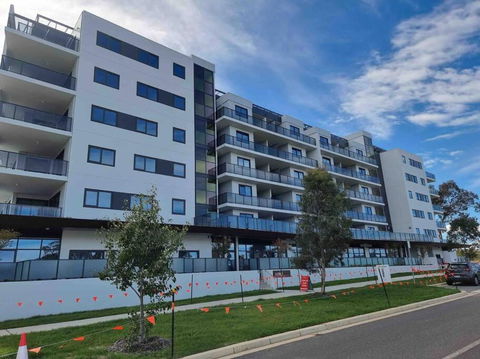 Gungahlin Center-1 Bedroom New Stylish Unit - Accommodation Melbourne 0