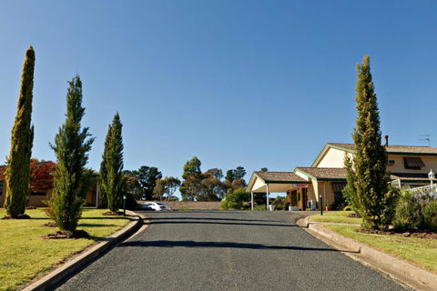 Hilltops Retreat Motor Inn - Accommodation Melbourne 0