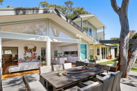 Hidden Oasis - Ocean Views - Accommodation Melbourne 0