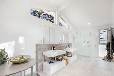 Hidden Oasis - Ocean Views - Accommodation Melbourne 3