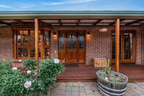 Hilltop Retreat, Water Views - Accommodation Melbourne 0