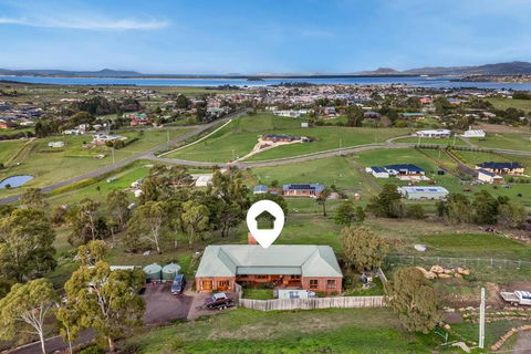 Hilltop Retreat, Water Views - Accommodation Melbourne 1