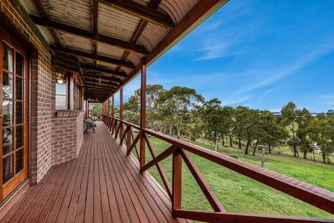 Hilltop Retreat, Water Views - Accommodation Melbourne 2