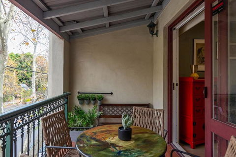Hip Inner-City Living In Vibrant Erskineville - Accommodation Melbourne 1
