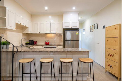 Hip Inner-City Living In Vibrant Erskineville - Accommodation Melbourne 2