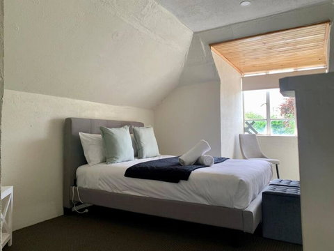 Historic Charm, Renovated Touch - Accommodation Melbourne 3