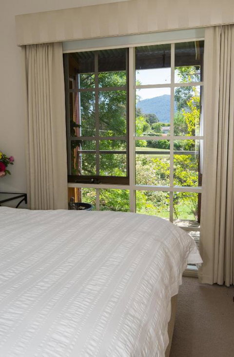 Hollyhock - Accommodation Melbourne 0