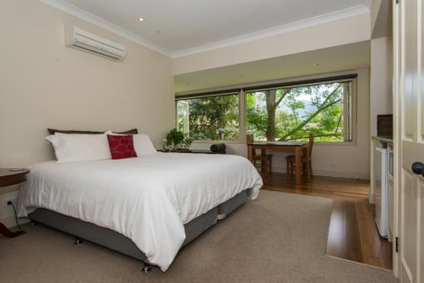 Hollyhock - Accommodation Melbourne 3