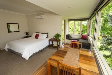 Hollyhock - Accommodation Melbourne 1