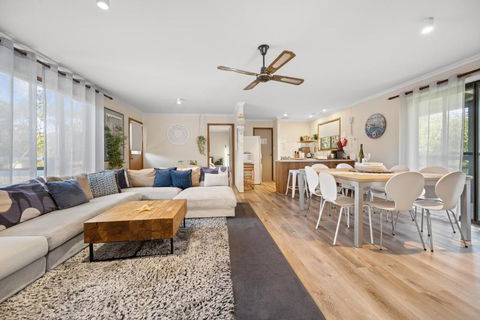 INVERLOCH - 2 Separate Houses In One! - Accommodation Melbourne 2