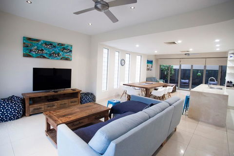 Alexandra Headland Luxury Townhouse - Accommodation Melbourne 1