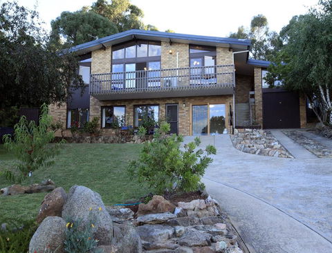 Alpine Apartment - Great Location With Views Of Lake Jindabyne - Accommodation Melbourne 0