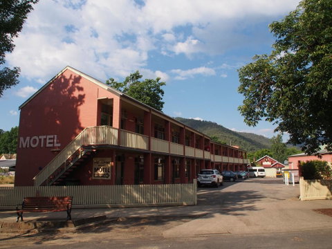 Alpine Hotel Bright - Accommodation Melbourne 0