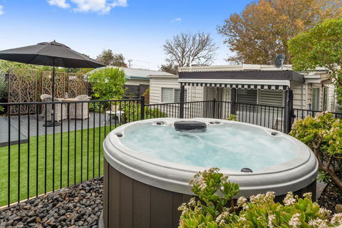 Amber Cottage, Luxury Seaside Retreat With Outdoor Spa! - Accommodation Melbourne 1