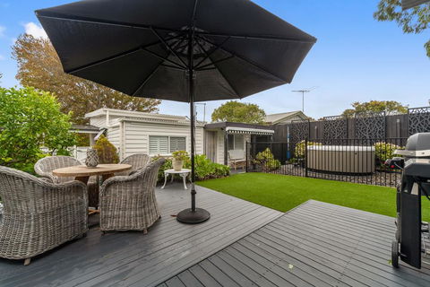 Amber Cottage, Luxury Seaside Retreat With Outdoor Spa! - Accommodation Melbourne 0
