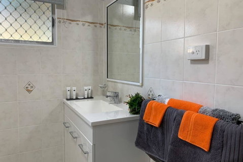 Andergrove Home With A Garden View-Wi-fi & Netflix - Accommodation Melbourne 1