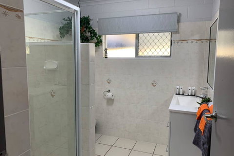 Andergrove Home With A Garden View-Wi-fi & Netflix - Accommodation Melbourne 3