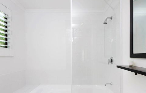 Apartment 1 - 20 Viewland Drive - Accommodation Melbourne 2
