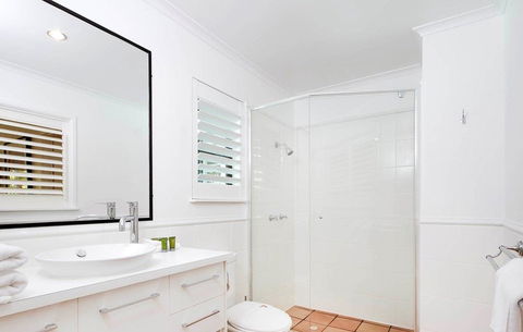 Apartment 1 - 20 Viewland Drive - Accommodation Melbourne 3