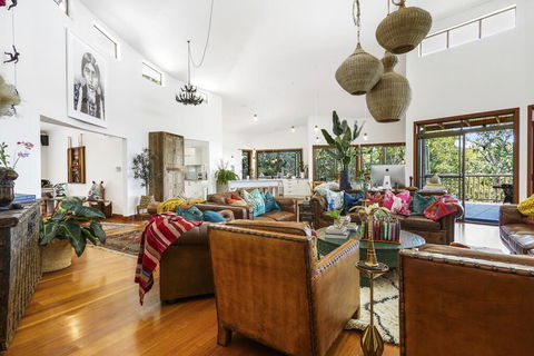 Aquila Retreat Mansion - Accommodation Melbourne 0