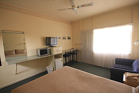 Aromet Motor Inn - Accommodation Melbourne 0