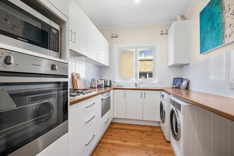 Art Deco Apartment Steps From Harbour And Beach - Accommodation Melbourne 2