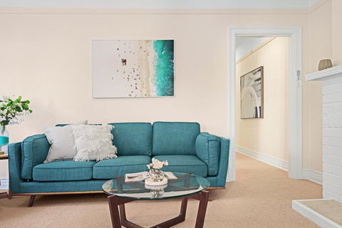 Art Deco Apartment Steps From Harbour And Beach - Accommodation Melbourne 0