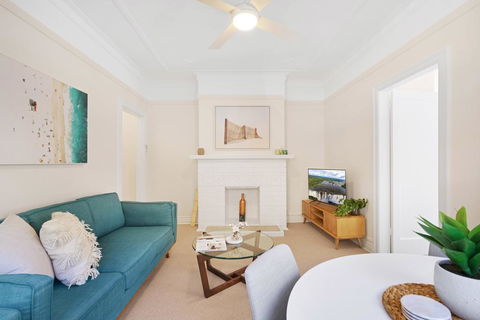 Art Deco Apartment Steps From Harbour And Beach - Accommodation Melbourne 3