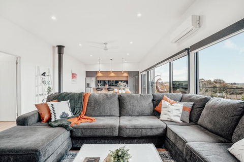 Luxurious Hobart Holiday Home With Stunning Bay Views - Affordable, Family-Friendly, And Stylish - Accommodation Melbourne 0