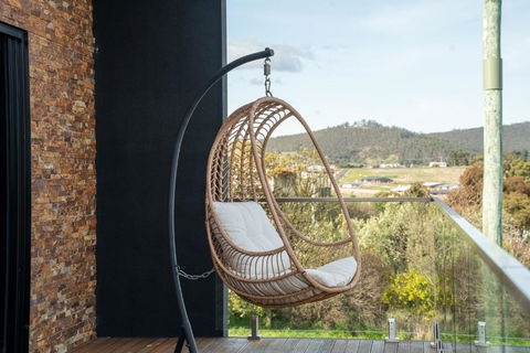 Luxurious Hobart Holiday Home With Stunning Bay Views - Affordable, Family-Friendly, And Stylish - Accommodation Melbourne 1