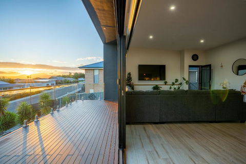 Luxurious Hobart Holiday Home With Stunning Bay Views - Affordable, Family-Friendly, And Stylish - Accommodation Melbourne 3