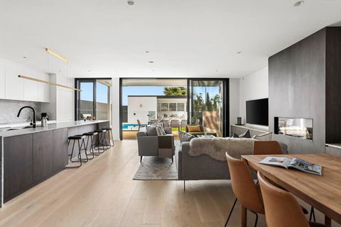 Luxury NEW 5BDRM Oasis With Heated Pool - Accommodation Melbourne 1