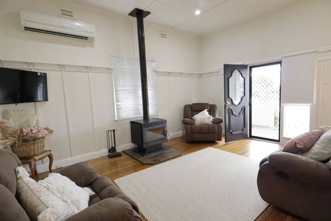 Manor Cottage - Accommodation Melbourne 0