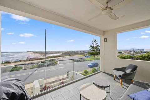 Meander - Port Noarlunga South - C21 SouthCoast Holidays - Accommodation Melbourne 1