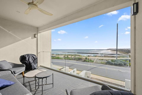 Meander - Port Noarlunga South - C21 SouthCoast Holidays - Accommodation Melbourne 2