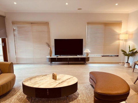 MEL-Point Cook Elegant Four-Bedroom House - Accommodation Melbourne 0