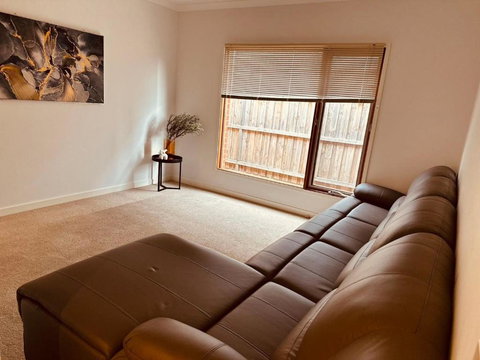 MEL-Point Cook Elegant Four-Bedroom House - Accommodation Melbourne 2