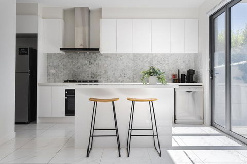 Modern Townhouse - Cafes, Shops, Bus, Freeway Access - Accommodation Melbourne 3