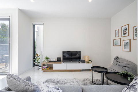 Modern Townhouse - Cafes, Shops, Bus, Freeway Access - Accommodation Melbourne 1